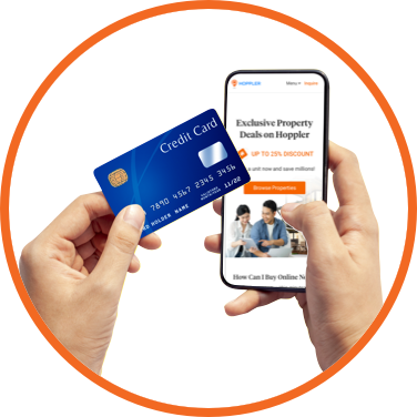 Hands holding credit card and smartphone, with Hoppler website opened